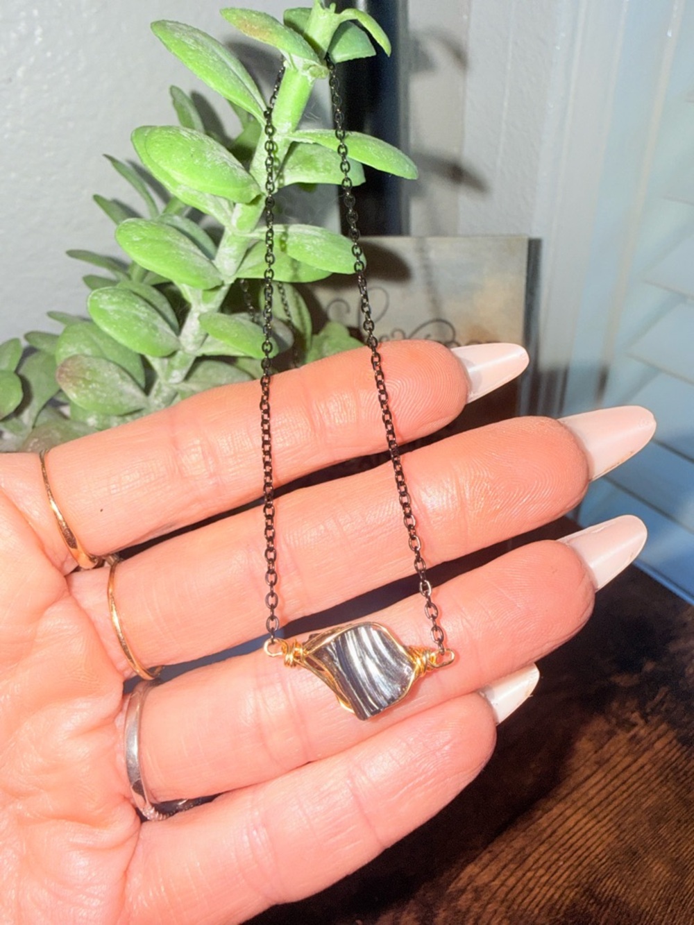 Black raw set in obsidian pendant necklace - Picture 4 of 4